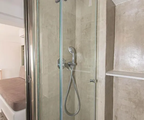 Peristeronas Village