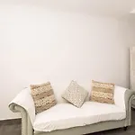 قرية بيريستيروناس فندق