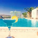 قرية بيريستيروناس فندق