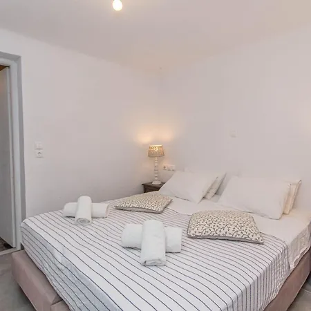 Peristeronas Village Hotel