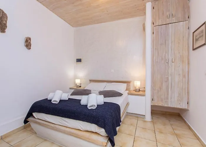 Отель Peristeronas Village Klouvas